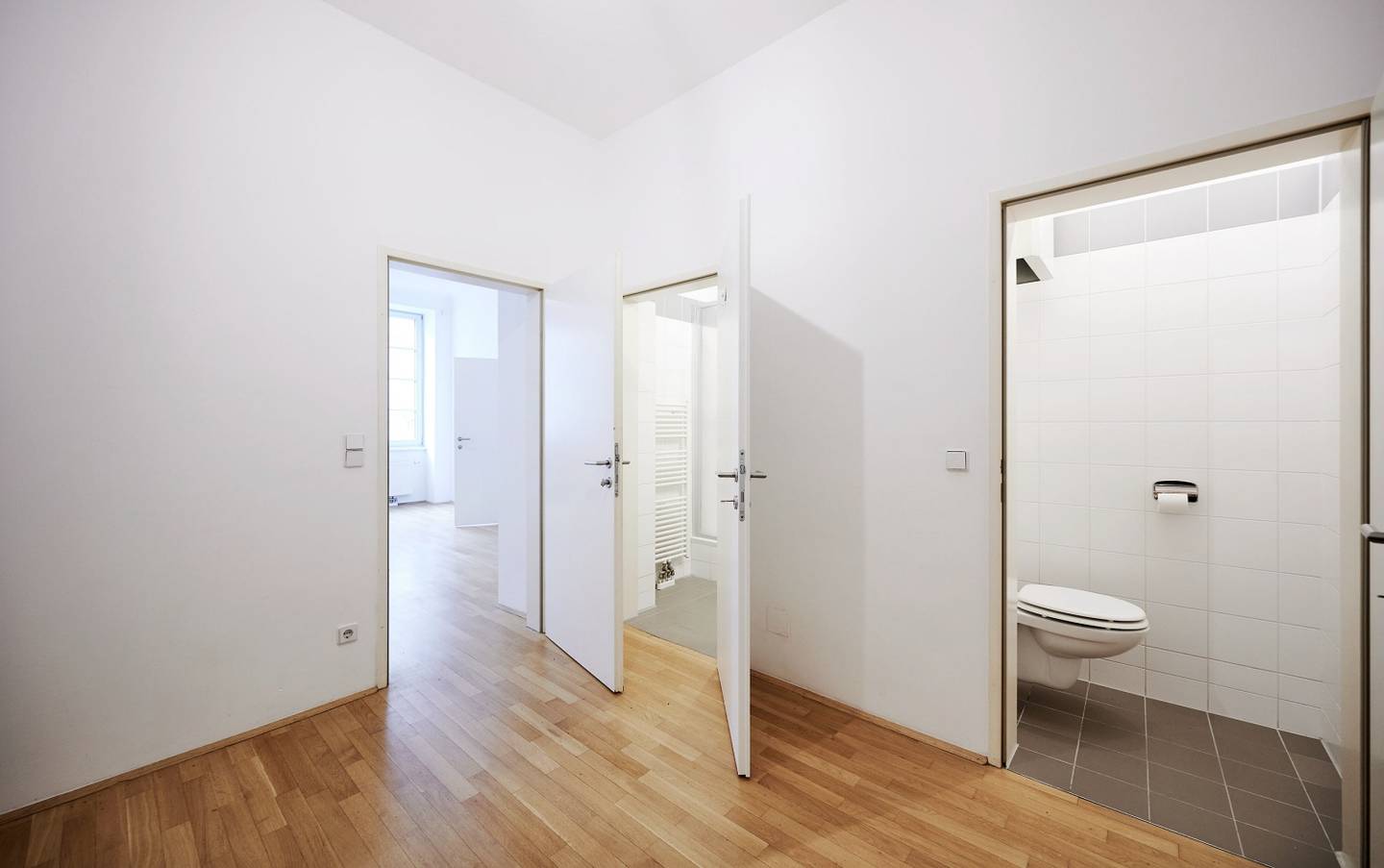 Old building apartment with elevator in top location