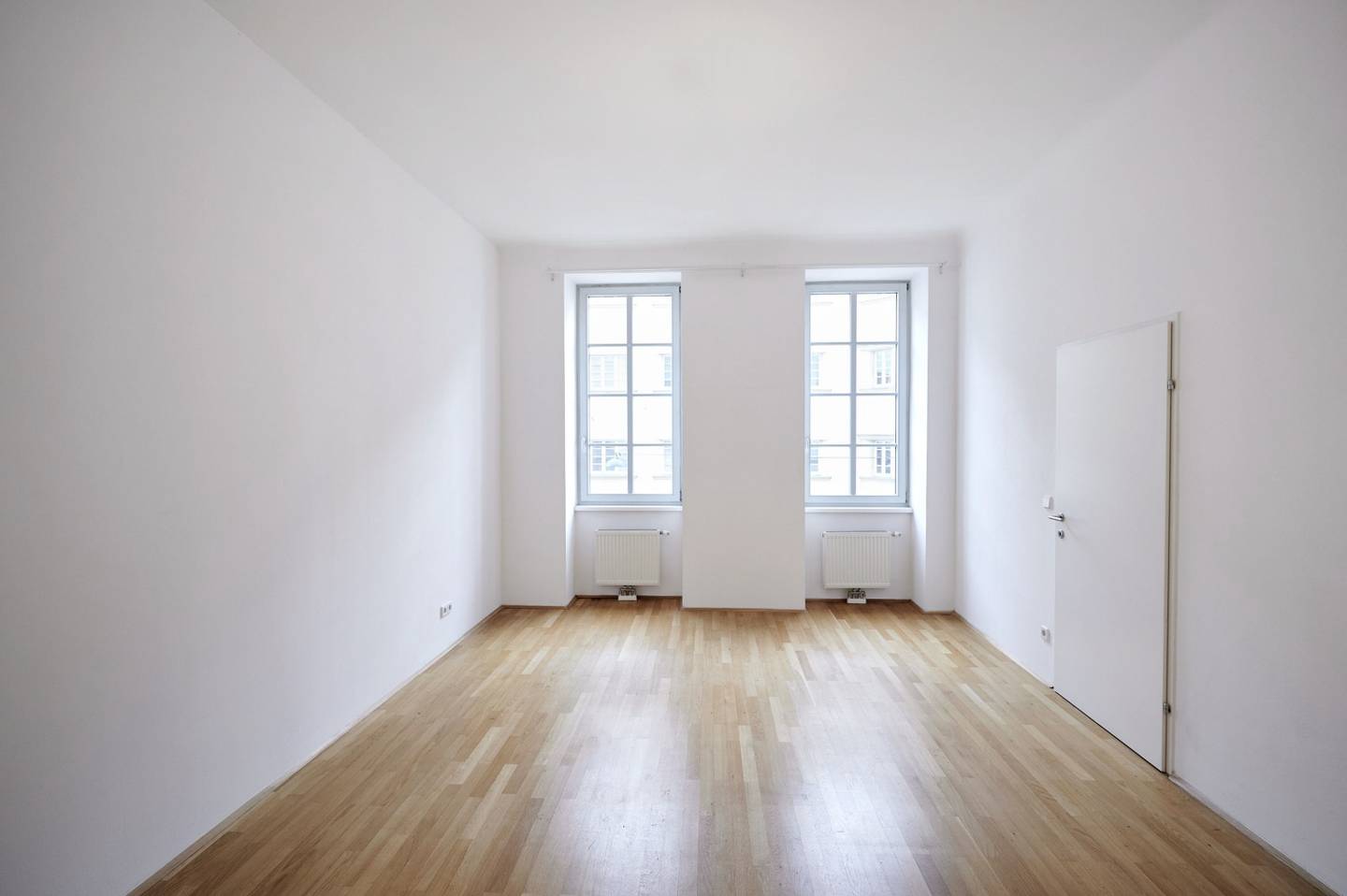 Old building apartment with elevator in top location
