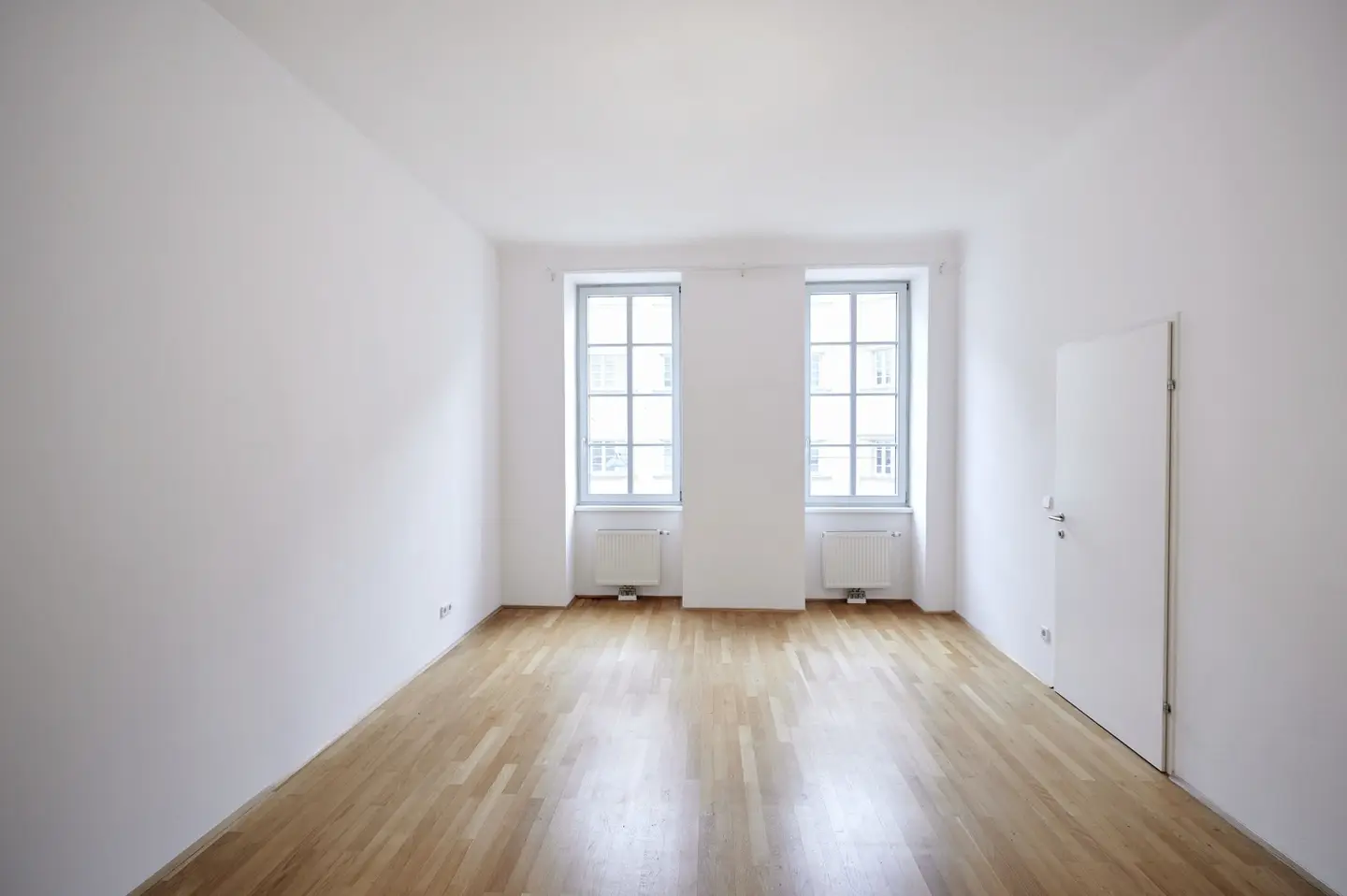 Old building apartment with elevator in top location