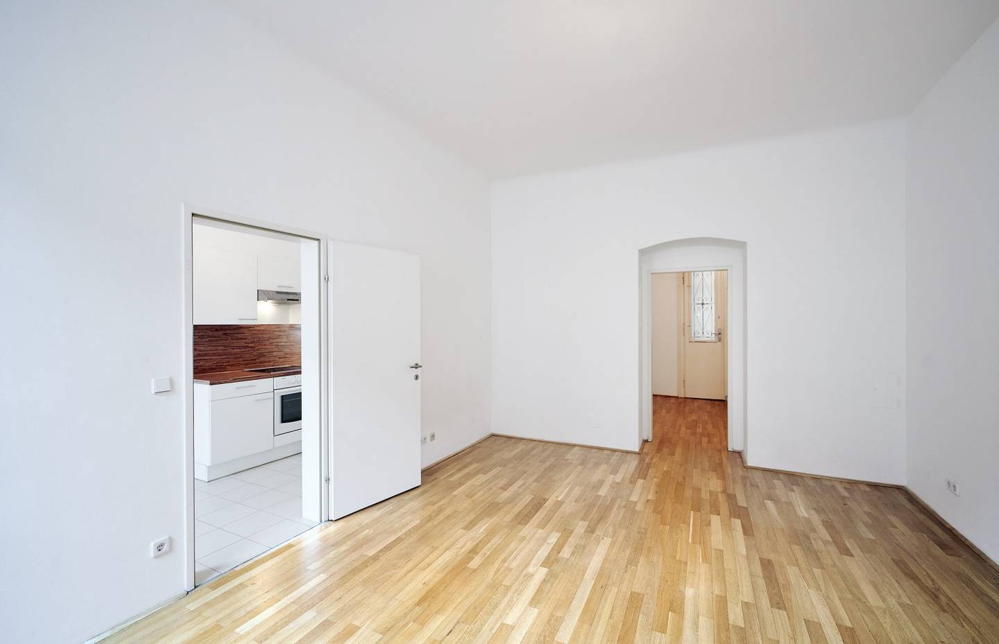 Old building apartment with elevator in top location