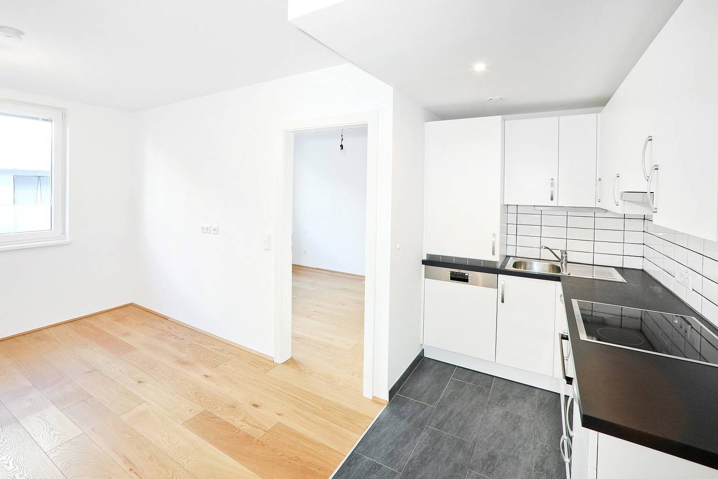 Neuwertige zwei Zimmer Wohnung mit Balkon