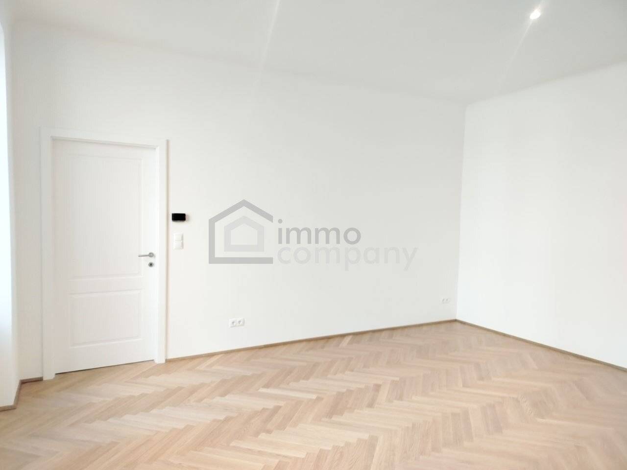Old building apartment with open kitchen near U1