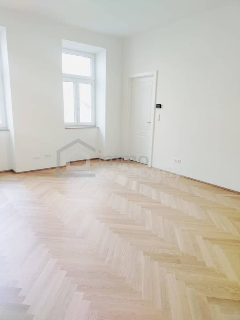 Old building apartment with open kitchen near U1