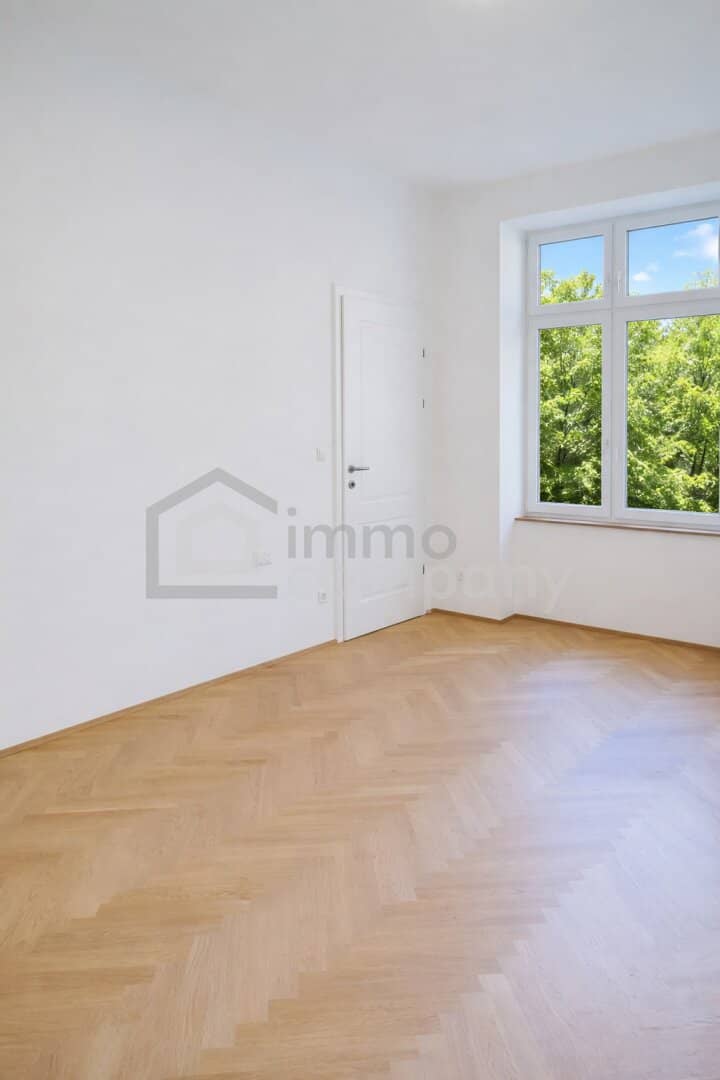 Old building apartment with open kitchen near U1