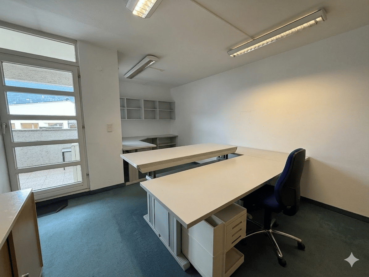 3-Room Apartment in Need of Renovation with Loggia and Underground Parking in Central Location