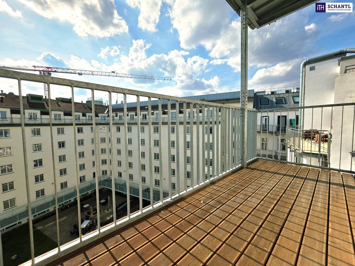 Top floor apartment with balcony near Naschmarkt