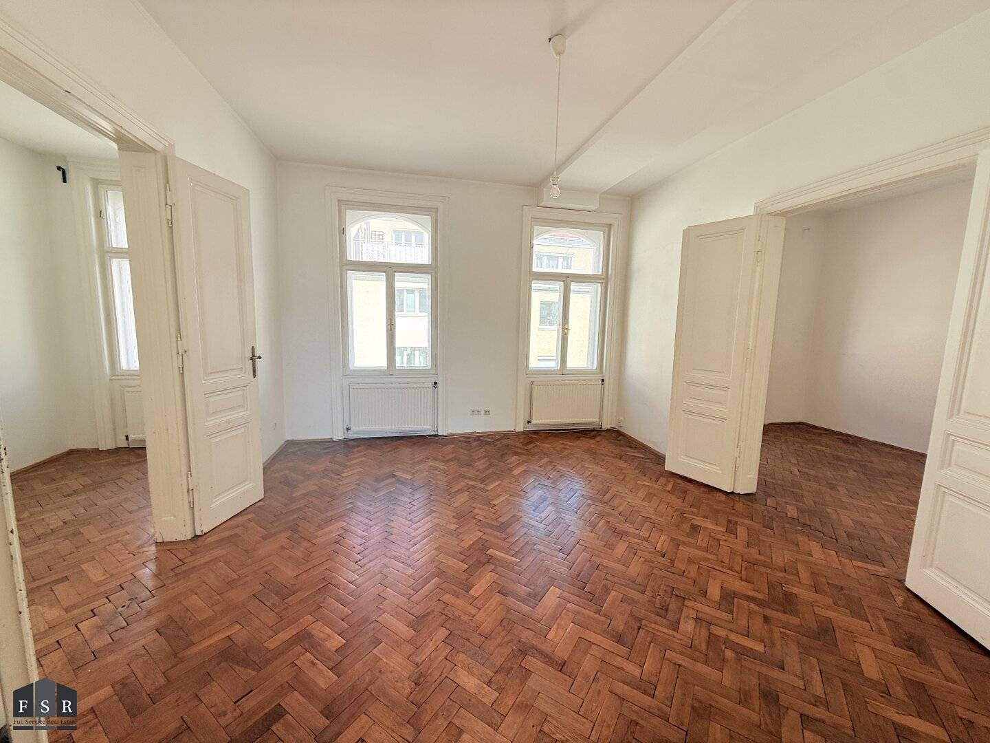Bright old building apartment near market