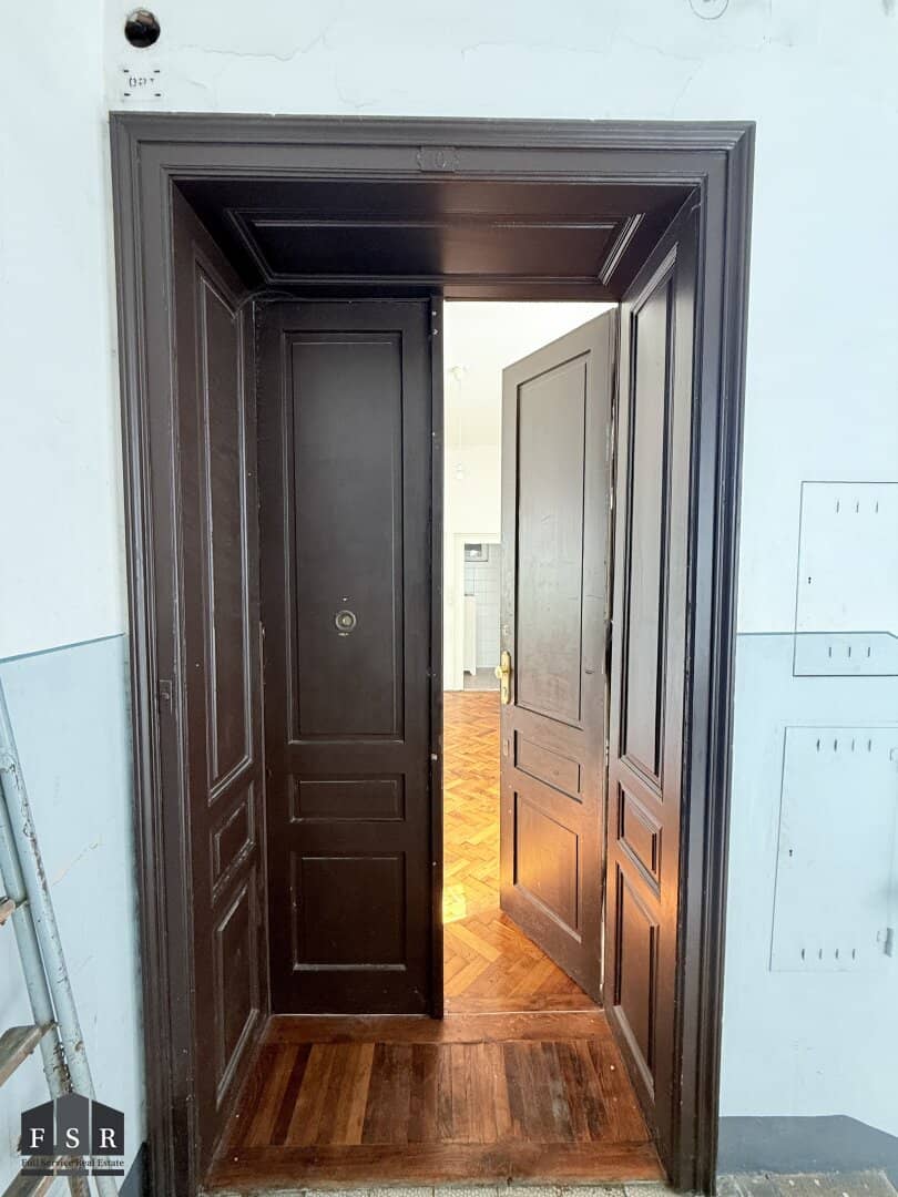 Bright old building apartment near market