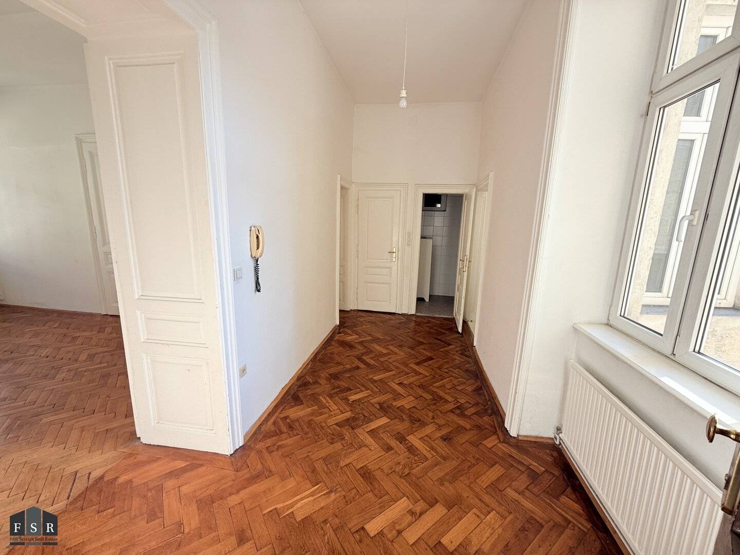Bright old building apartment near market