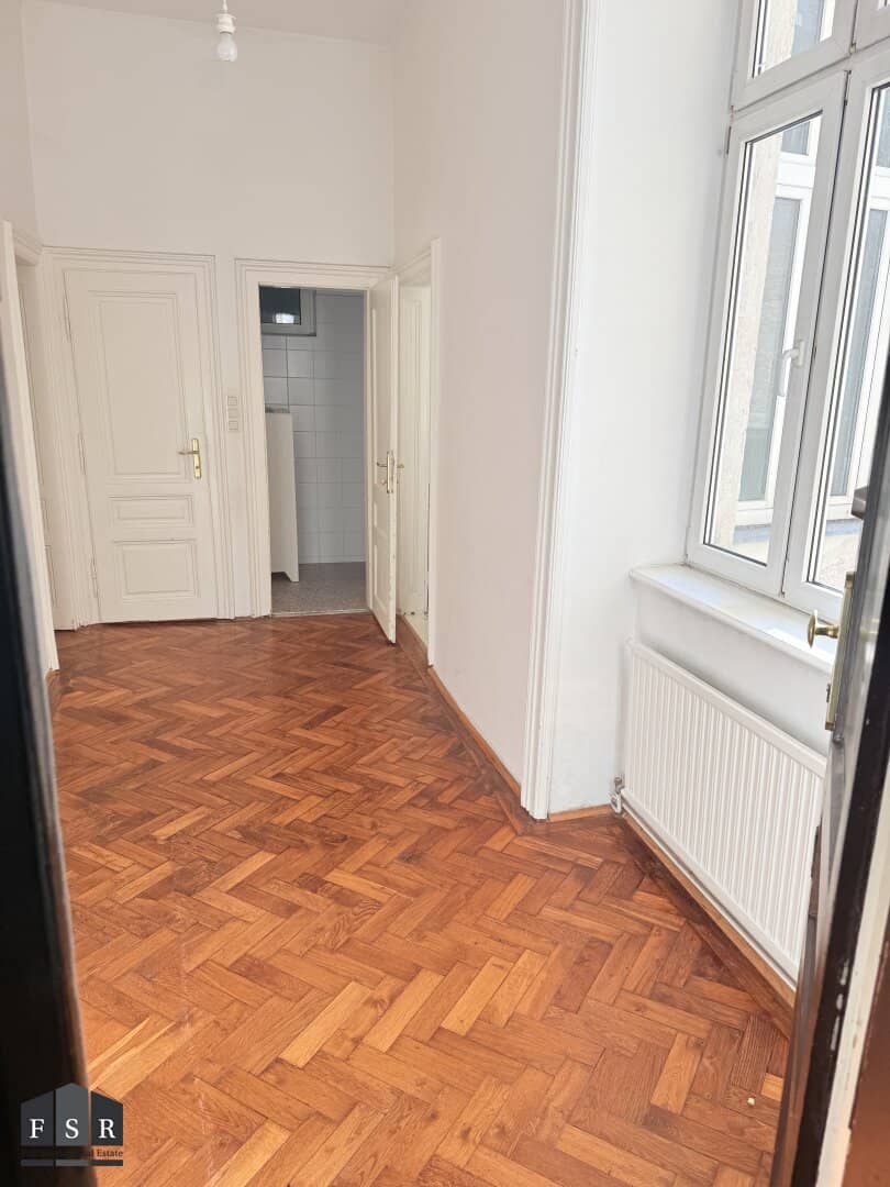 Bright old building apartment near market