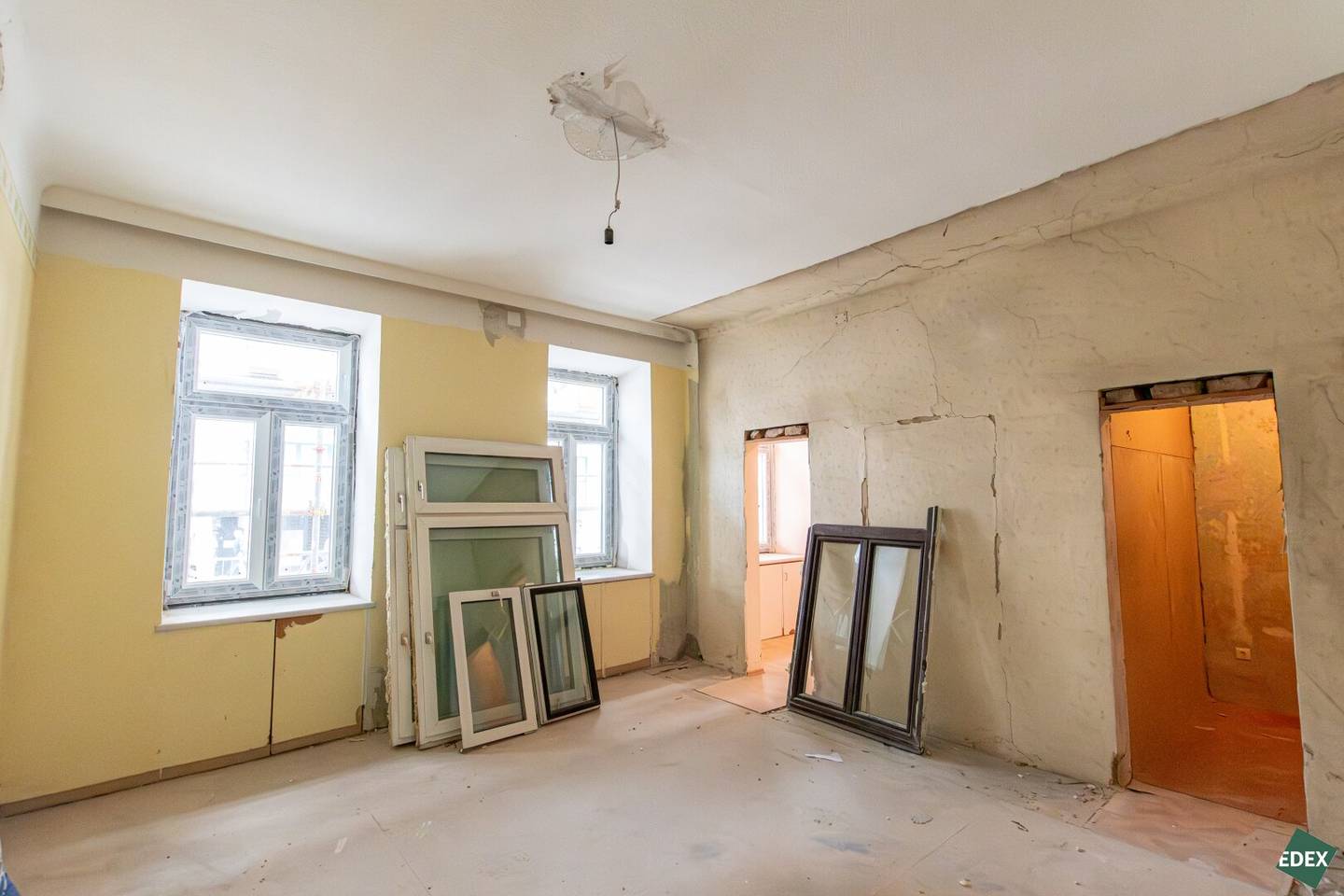 Unmittelbar an der U3 | Sanierungsbedürftige 4-Zimmer Wohnung