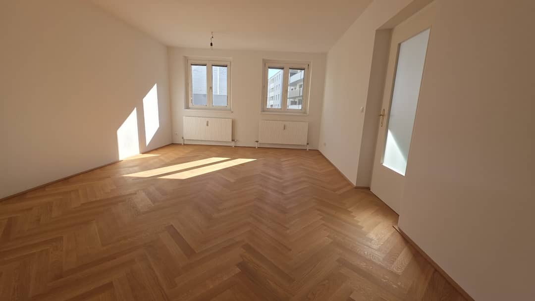 Wohnraum + Türe zur Küche