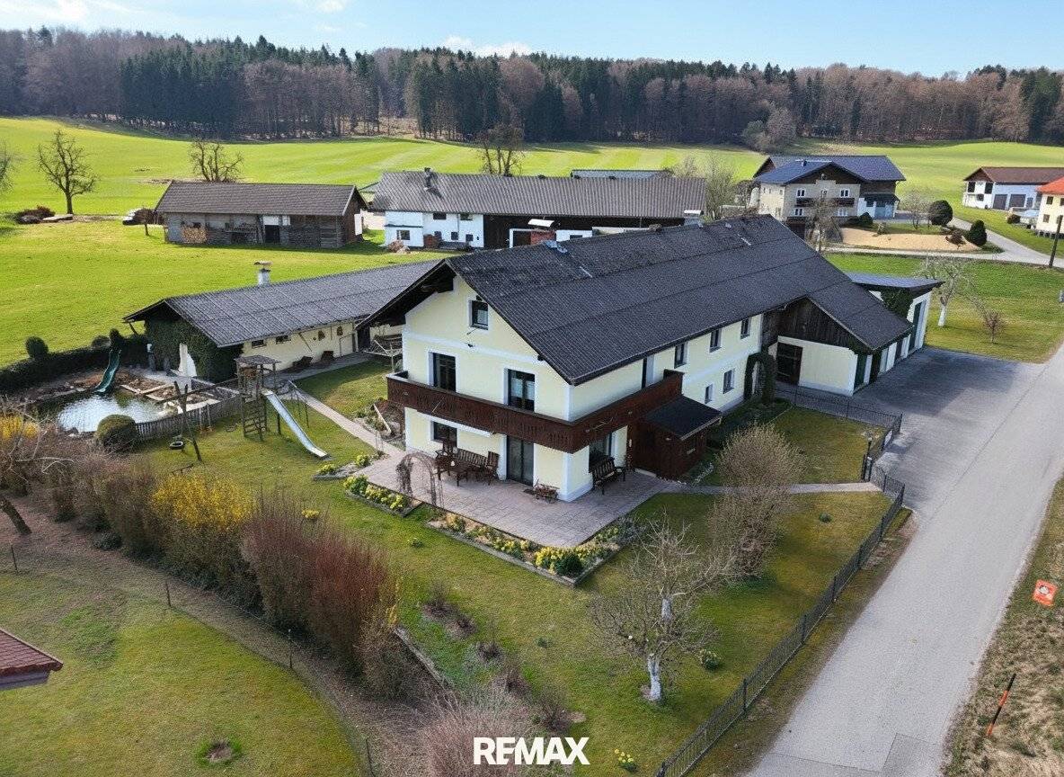 Multi-family house with plot in Feldkirchen