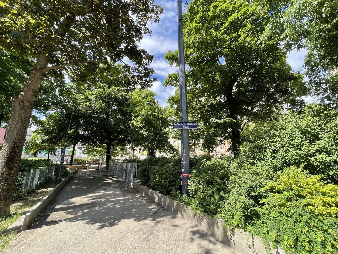 Newly renovated garconniere opposite the park centrally located in the 17th district