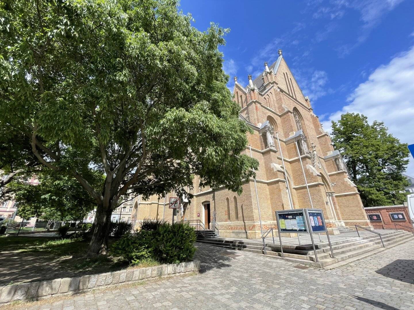 Newly renovated garconniere opposite the park centrally located in the 17th district