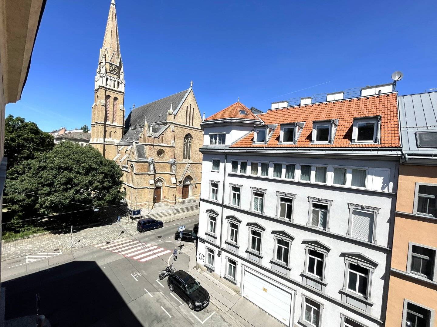 Newly renovated garconniere opposite the park centrally located in the 17th district