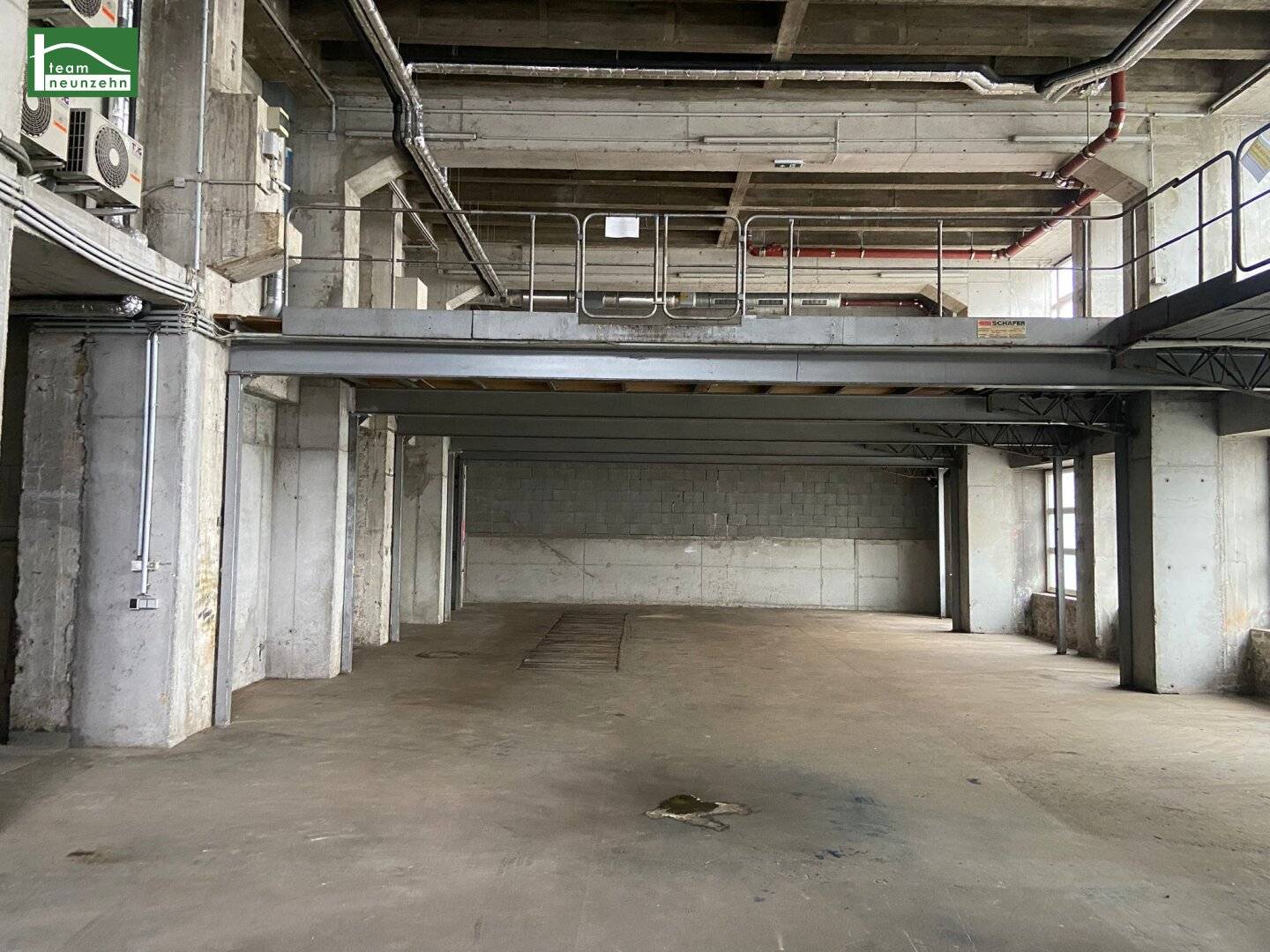 Spacious commercial space with workshop hall, gallery and office – versatile use