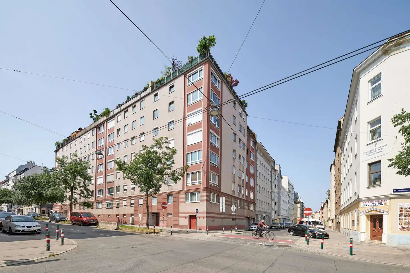 Ground floor apartment with garden in old building