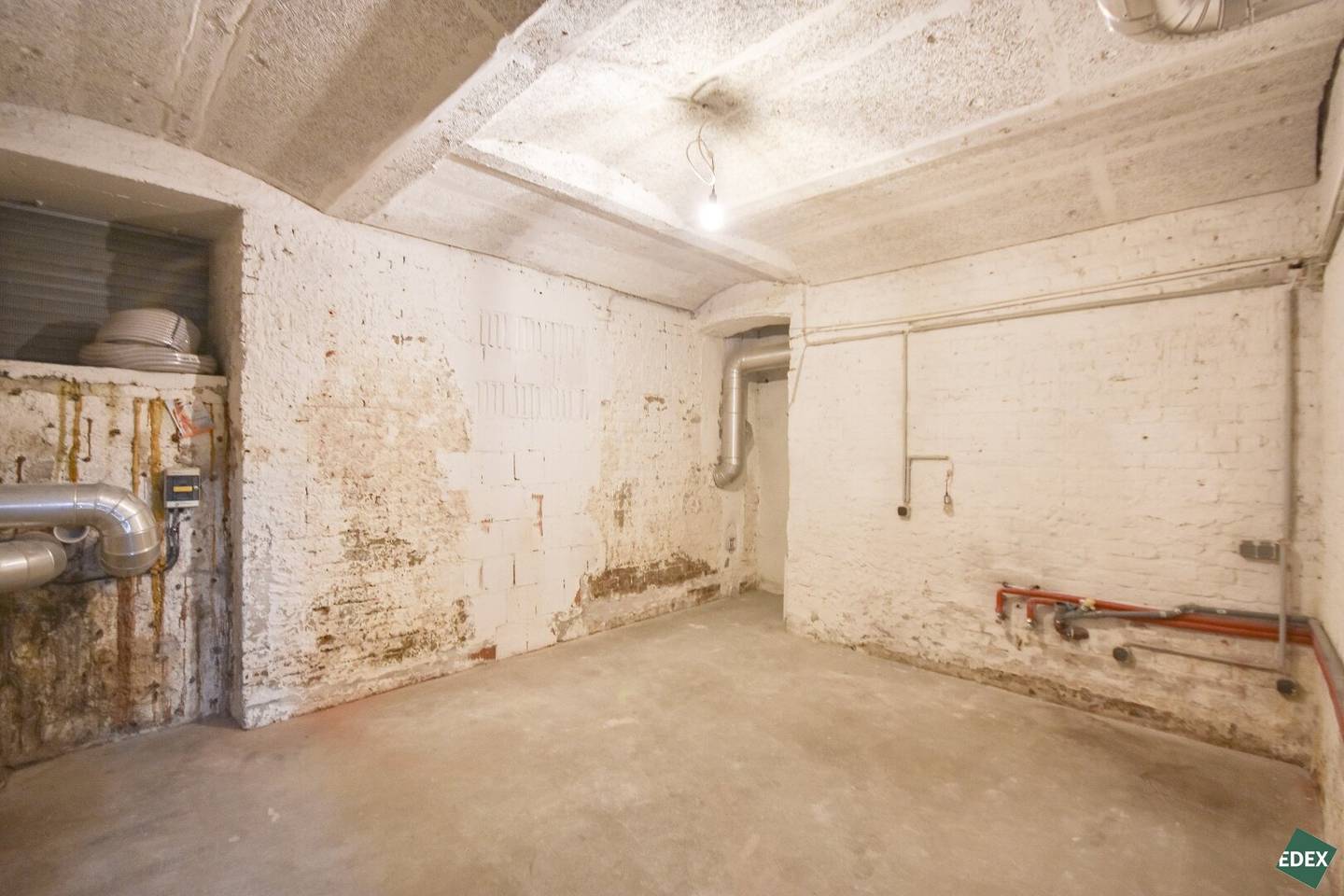 Storage 108m² Hernals Basement