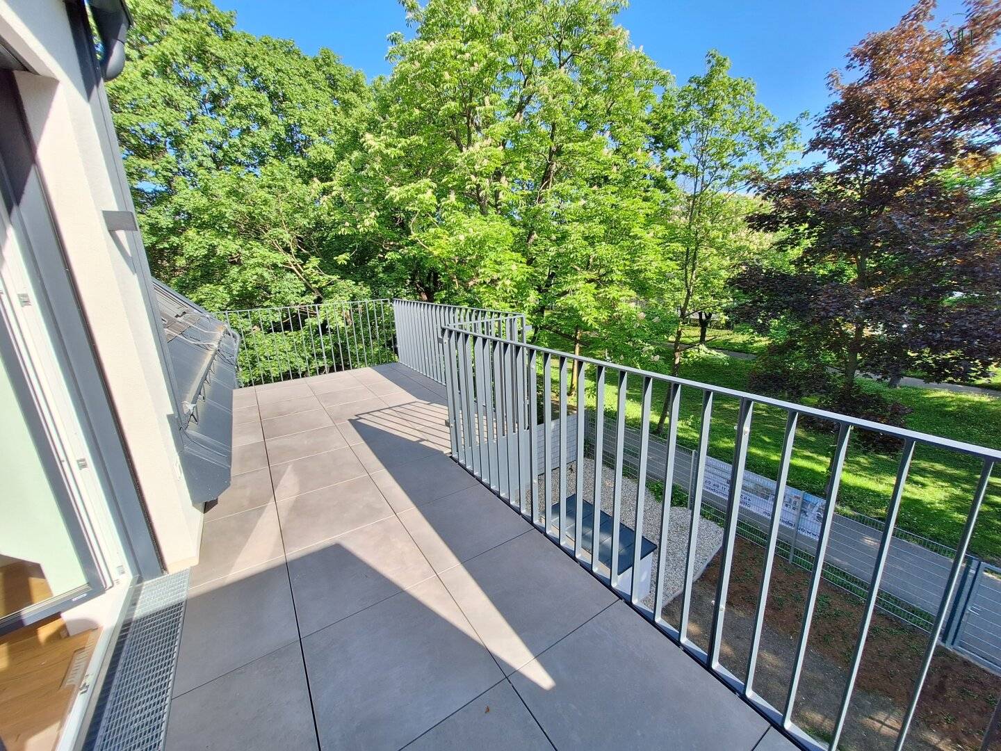 Top floor apartment in a green setting with balcony