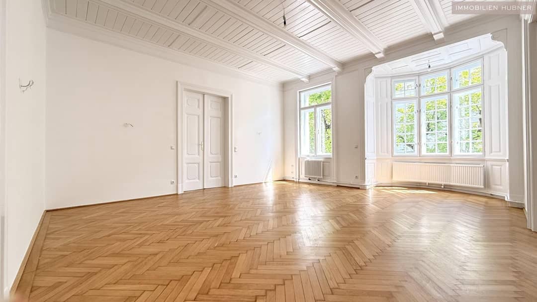 Old building apartment first occupancy after renovation near U1