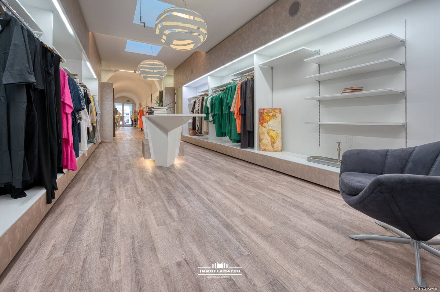 Shop with office at city square