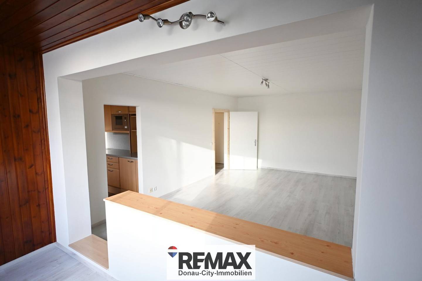 Apartment with loggia and parking near U1