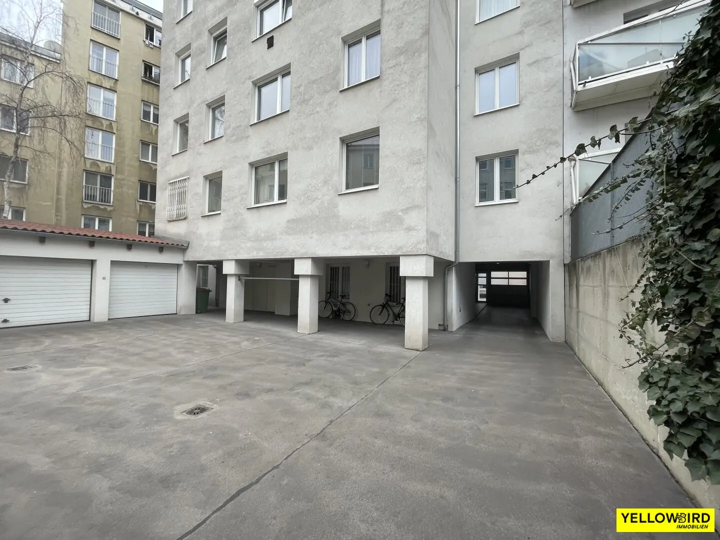 Share deal 100 percent free HMZ Real estate package: 6 apartments and 1 commercial space