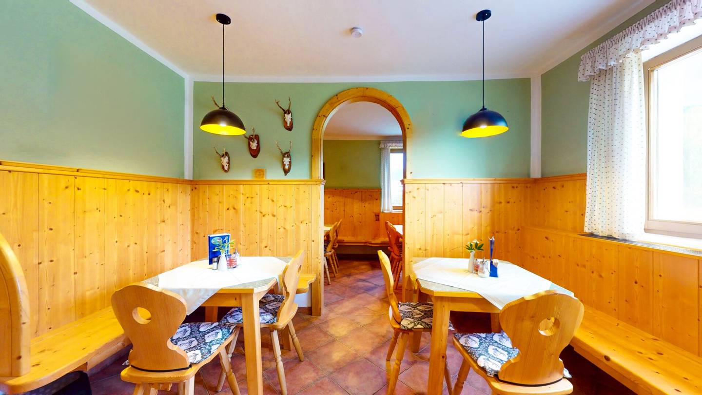 Charmantes Gasthaus mit zwei Wohnungen, großem Grundstück und Carport – ideal für Gastgeber, Familien oder als Ferienbetrieb