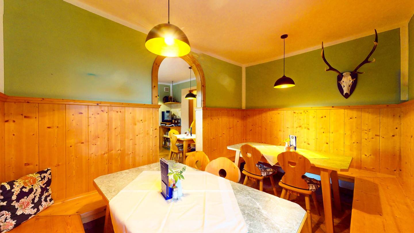 Charmantes Gasthaus mit zwei Wohnungen, großem Grundstück und Carport – ideal für Gastgeber, Familien oder als Ferienbetrieb