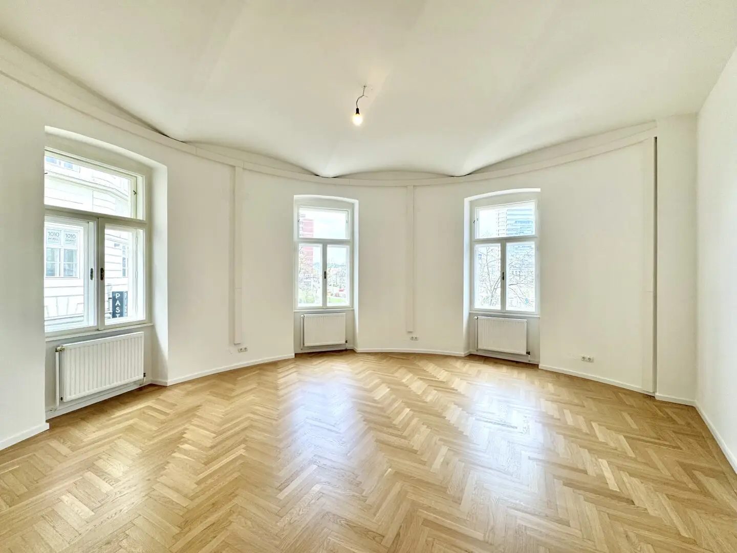 Traumhaftes Altbaubüro mit Gewölbedecke und Blick über die Donau! Büroliegenschaft bei U1/U4 Schwedenplatz