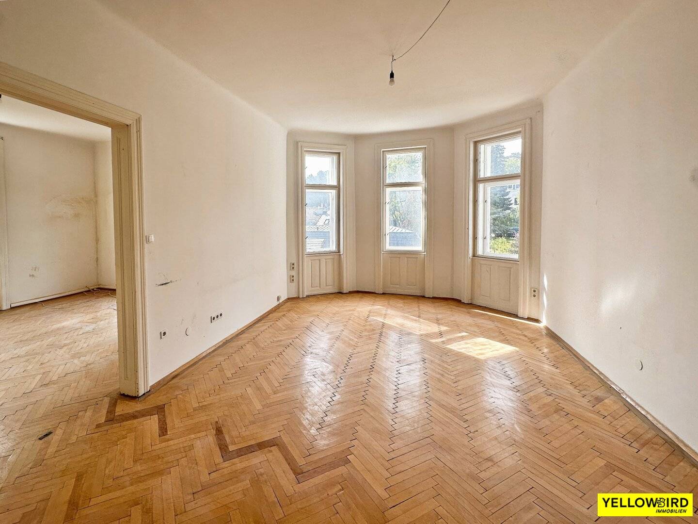 Old building apartment with private garden and two balconies