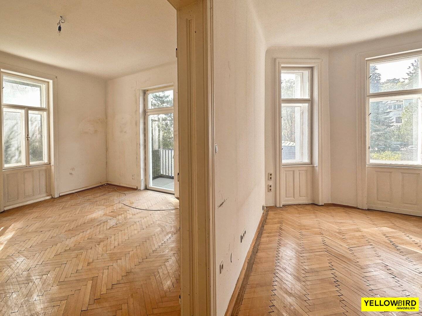 Old building apartment with private garden and two balconies