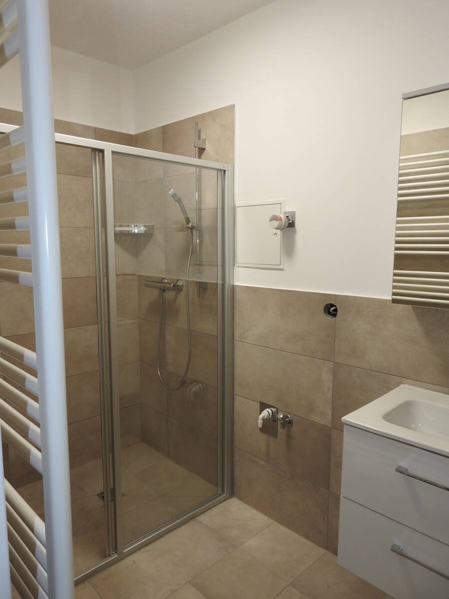 Apartment in quiet location with built in kitchen