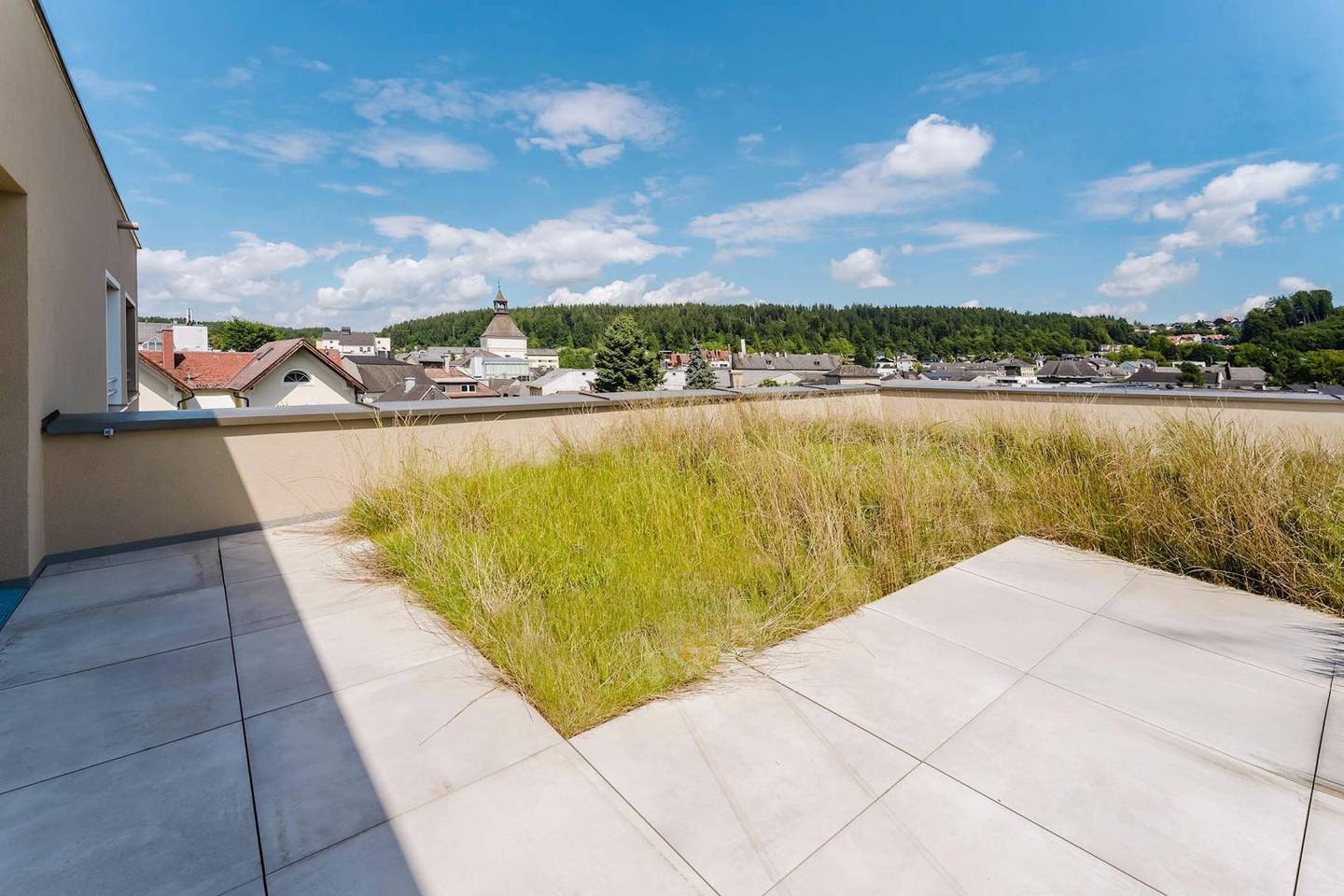 Attic apartment in city center with large roof terrace and Traunstein view