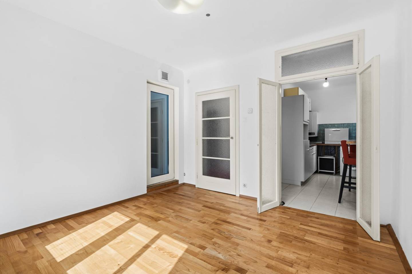 Apartment bright layout studio convertible