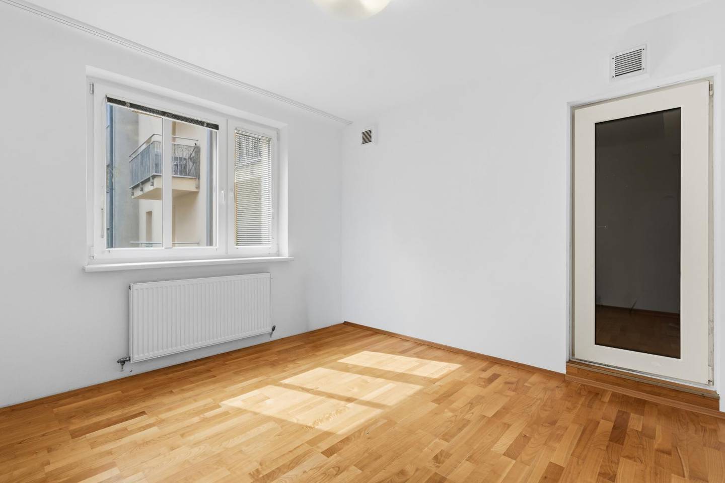 Apartment bright layout studio convertible