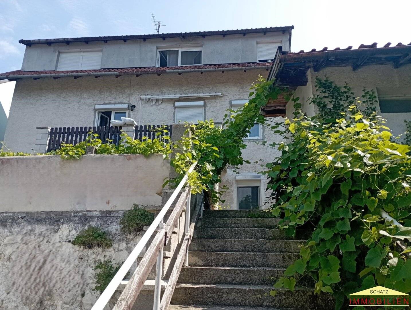 Residential house with two separate living units in a good residential area