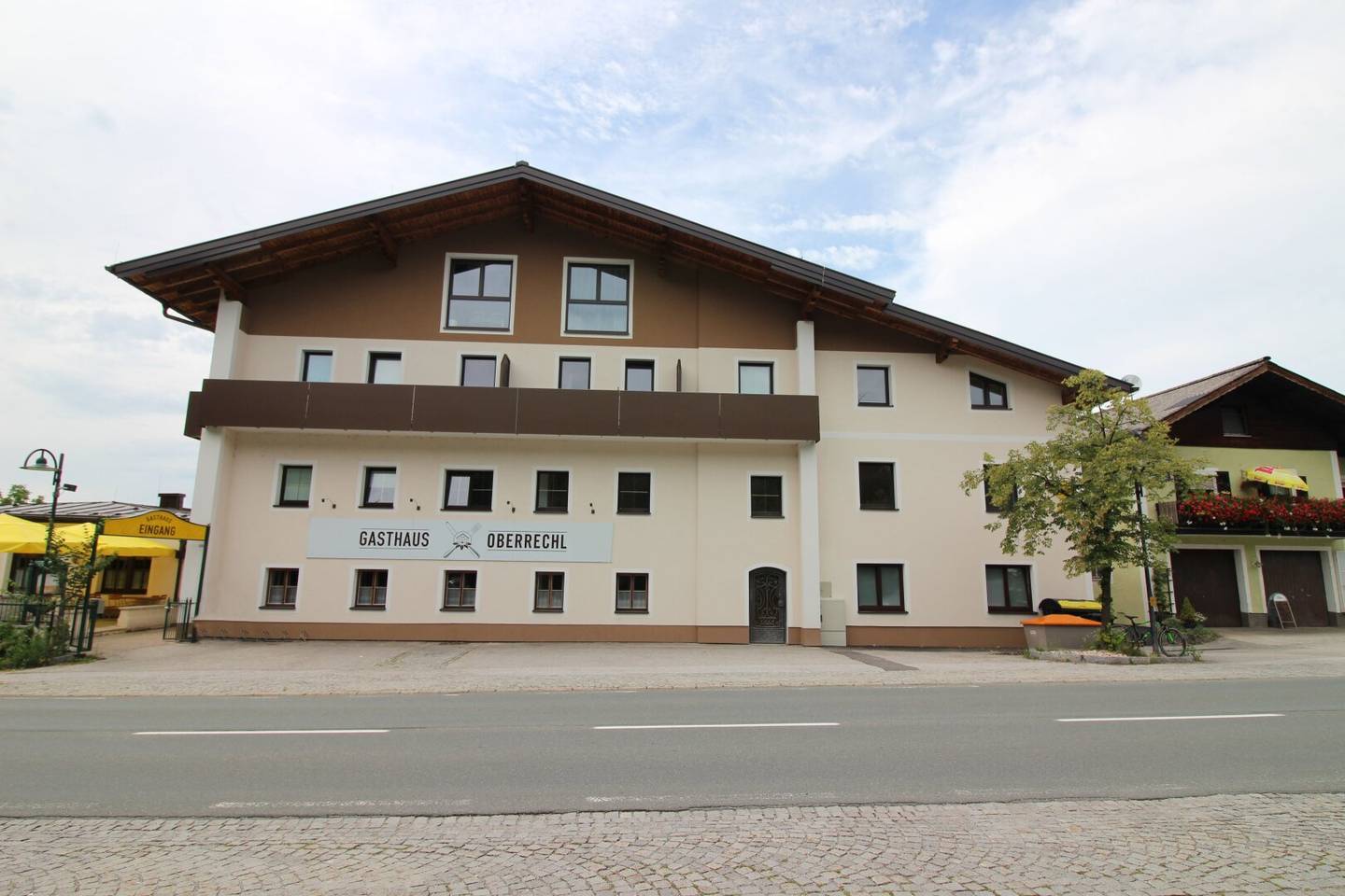 Wohnung mit Einbauküche und zwei Stellplätze
