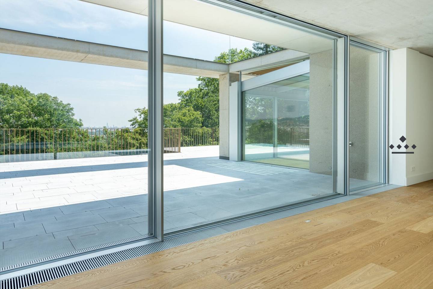 Penthouse with large terrace and Gloriette view