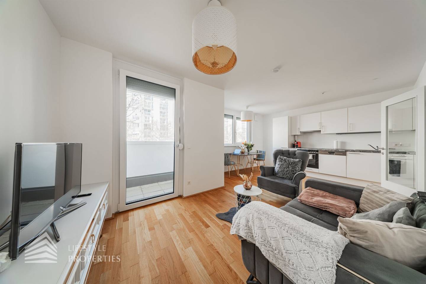 Apartment near UNO City with two loggias