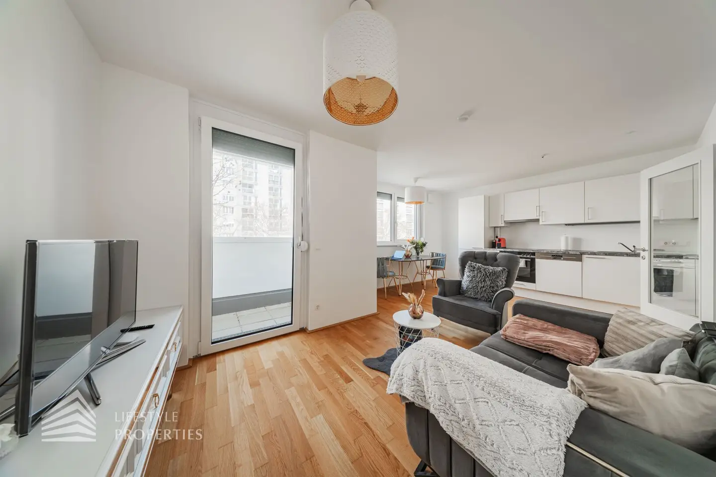 Apartment near UNO City with two loggias