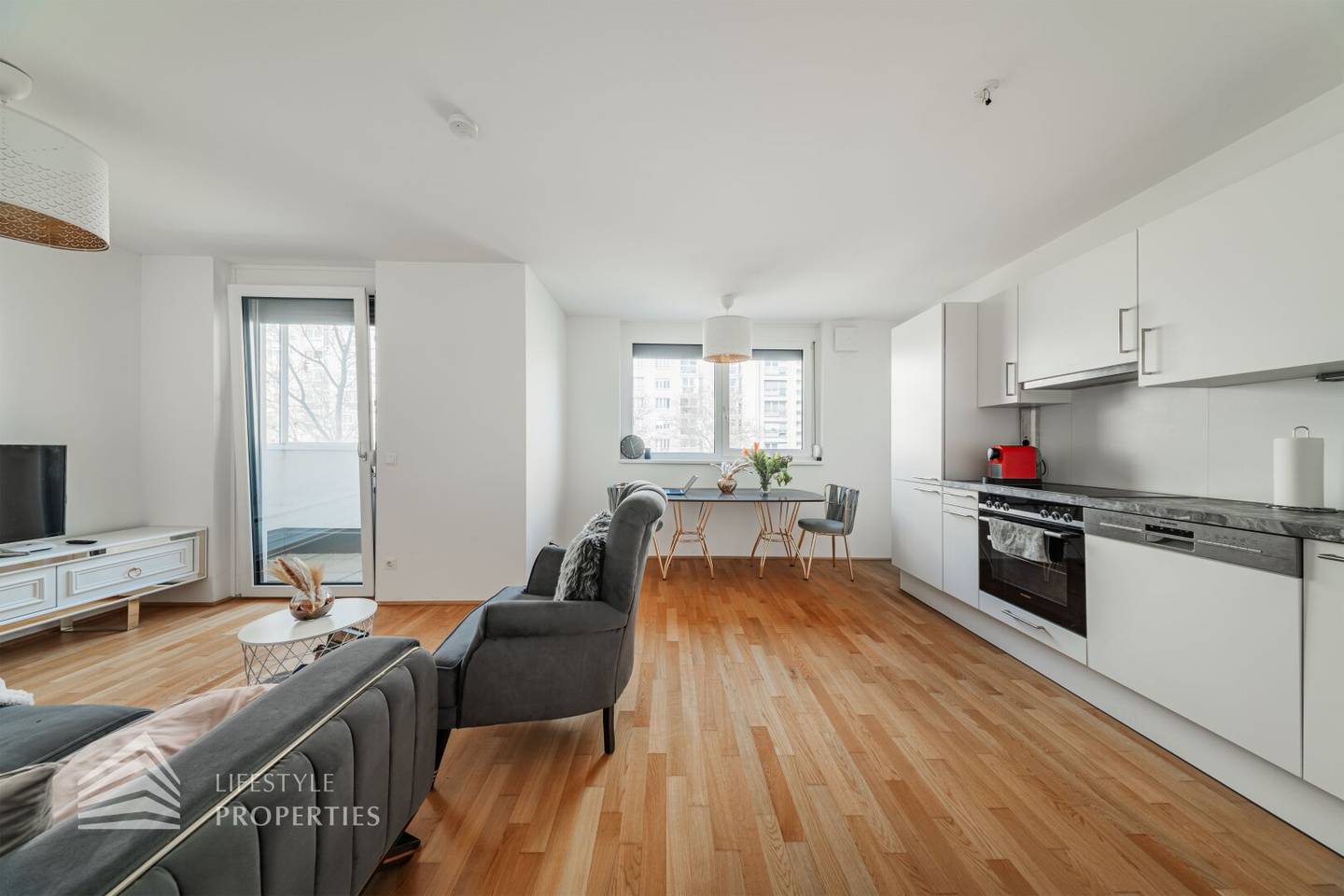 Apartment near UNO City with two loggias