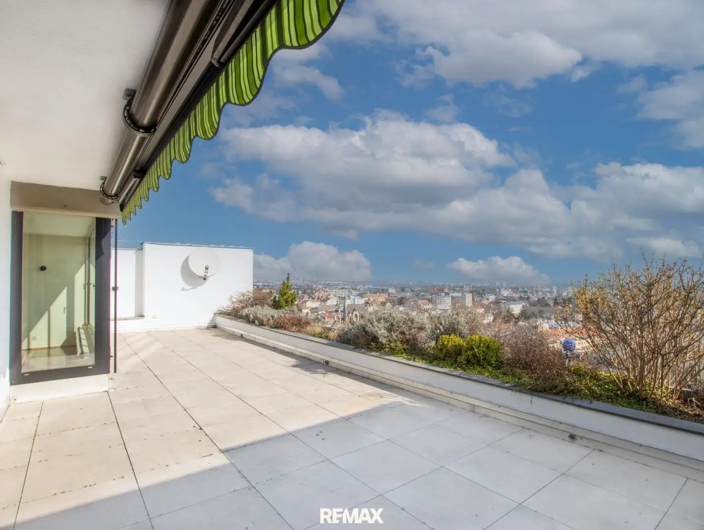 Apartment with terrace and unobstructed view