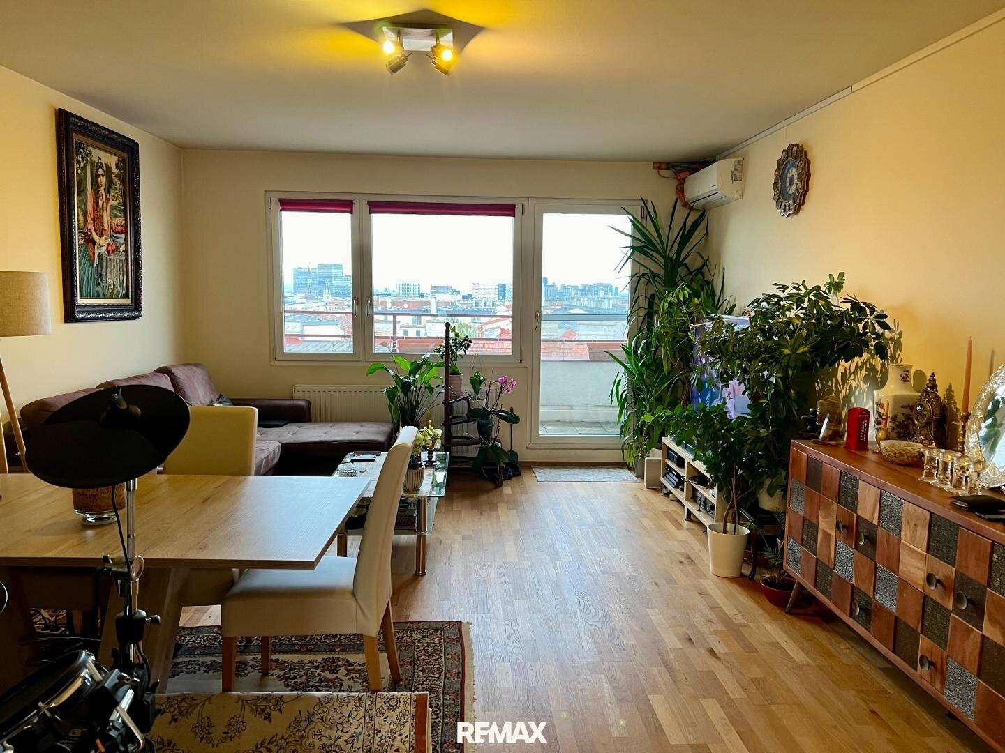 Dachgeschosswohnung Panoramablick und U1 Nähe