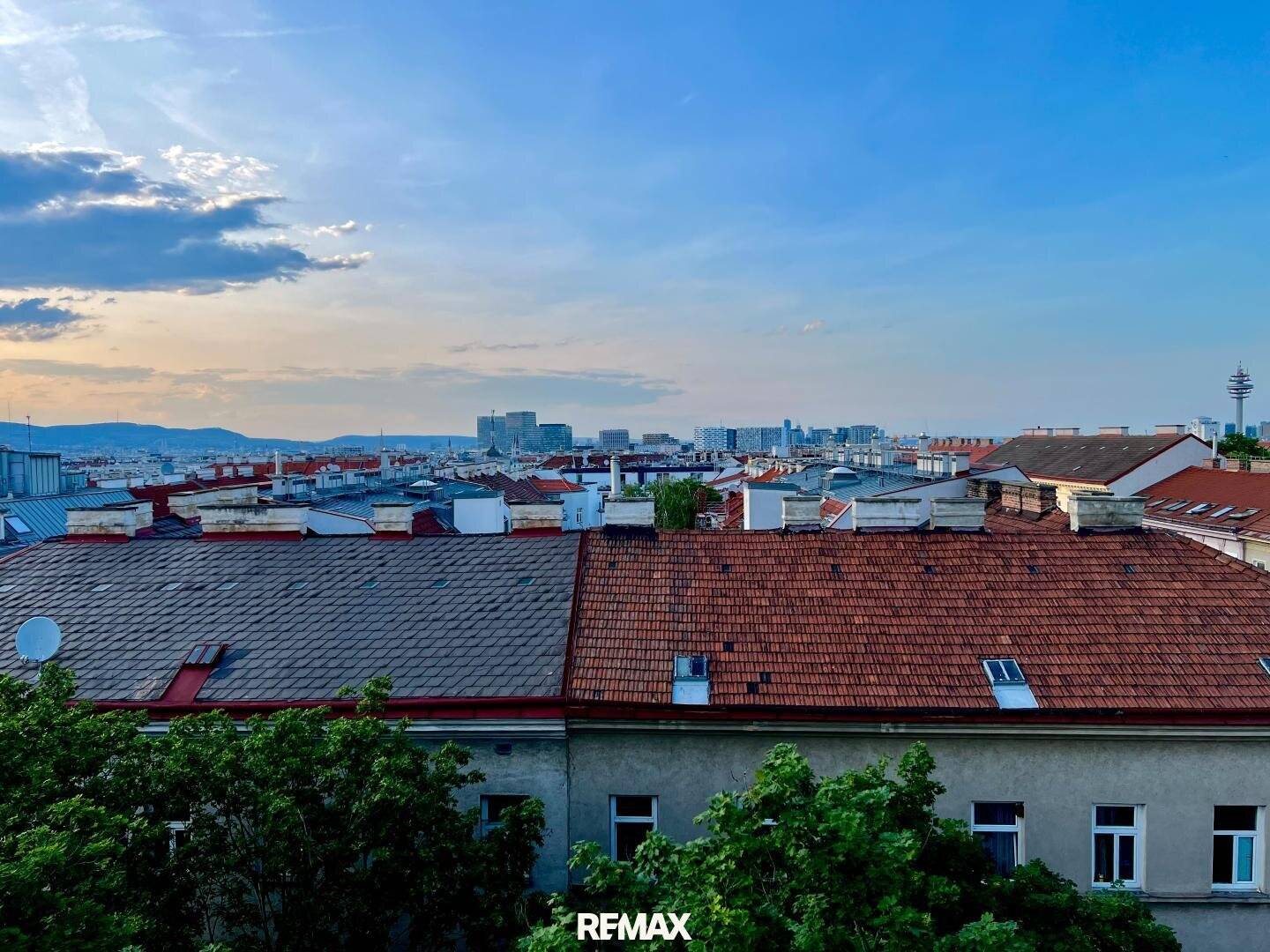 Dachgeschosswohnung Panoramablick und U1 Nähe