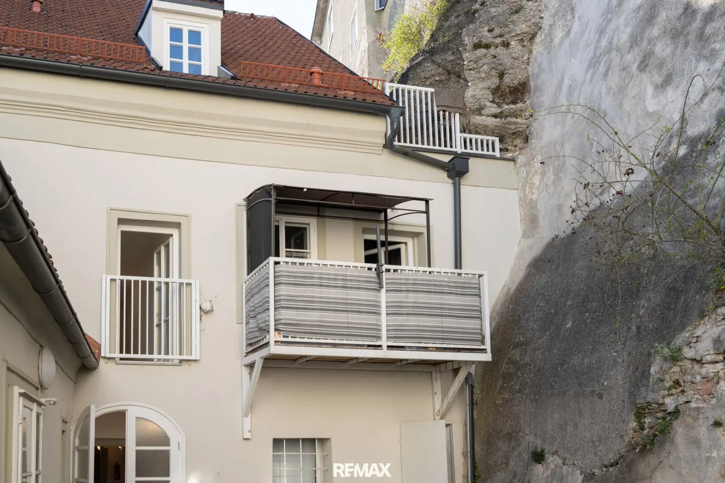 Apartment with balcony yield in the city center