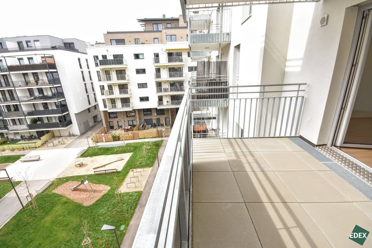 IU: 2-Room Apt with Balcony