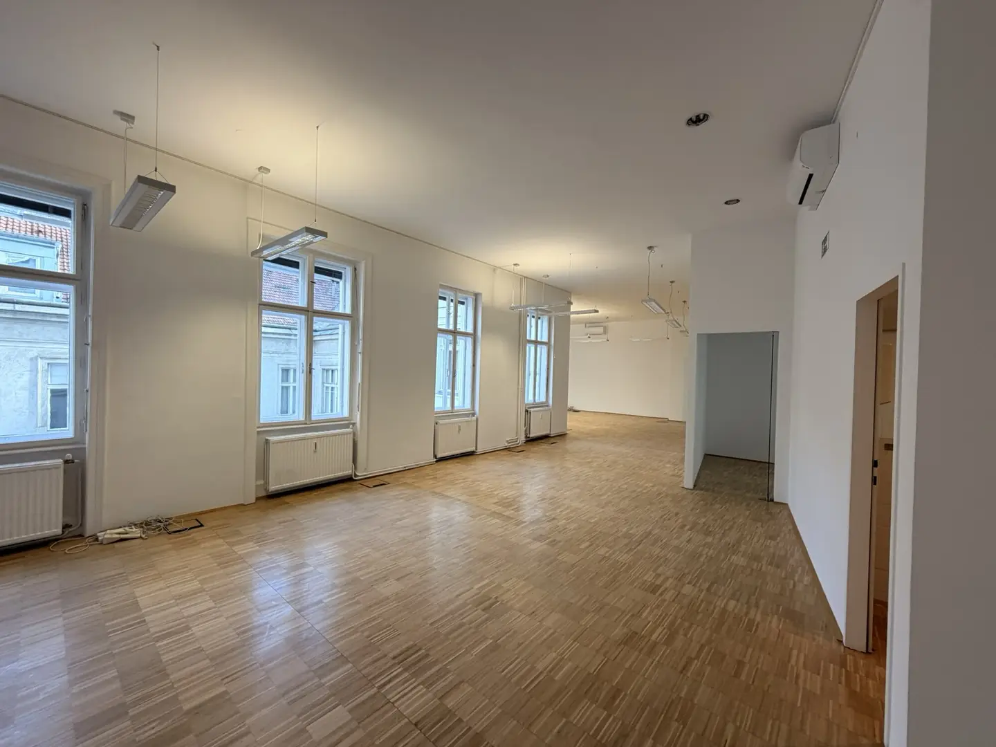 Lichtdurchflutetes Büro in 1060 Wien