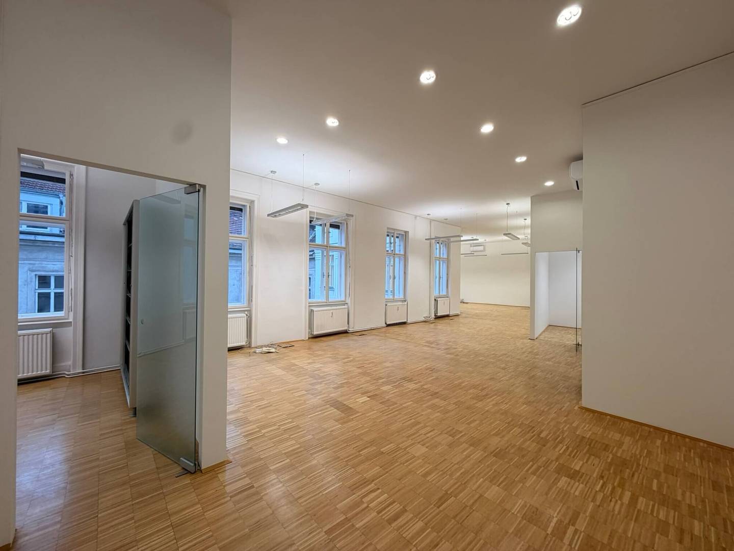Bright Air-Conditioned Office in 1060 Vienna